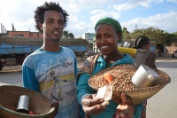  Čerstnú etiópsku kávu si domáci najčastejšie kupujú na trhu.